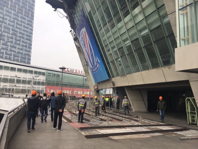 社工系年夜四女学生乖乖女沈蔓蔓在读高中时，履历过一段与年夜她一届学长李翔毫无保存、不屈不挠的恋爱，和所有恋爱一样，起头都是夸姣的，可是恋爱跟着时候推移，沈蔓蔓和李翔也长年夜了，这么多年，他们分分又合合，真实的恋爱是值得哪怕用生命在期待，好听的歌不怕老，值得的人多久我都愿意等，终究沈蔓蔓和李翔的可否比及最美的恋爱…….